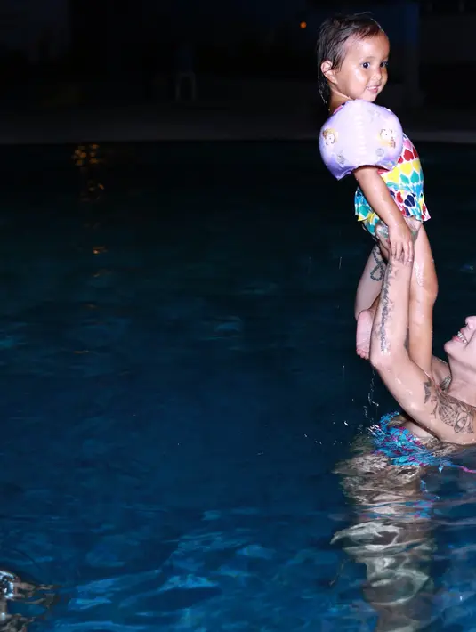 Terlihat keceriaan dari ketiga anaknya yang sangat menikmati momen itu. (Galih W. Satria/Bintang.com)