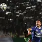 Striker Persib Bandung, Illija Spasojevic berjibaku merebut bola dengan pemain Persebaya United pada Minggu (6/9) petang di penyisihan Grup A Piala Presiden 2015. (Liputan6.com/Helmi Fithriansyah)