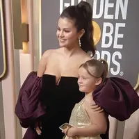 Gaya Selena Gomez Bersama Adik, credit: (@goldenglobes)
