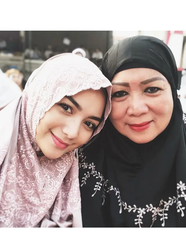 Jarang Tersorot, Ini 6 Momen Kebersamaan Citra Kirana dan Ibunda