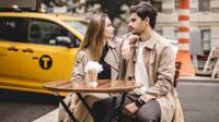 Ilustrasi pasangan cinta, romantis. (Photo by Veronika Bykovich on Unsplash)