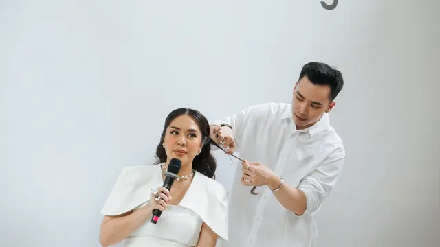 Rey Nathanael, memberikan edukasi melakukan demonstrasi memperlihatkan bagaimana penumpukan produk (product build-up) pada rambut dengan teknik brushing