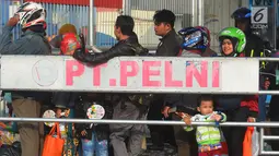 Peserta mudik sepeda motor gratis mengantre naik kapal di Pelabuhan Tanjung Priok, Jakarta, Rabu (13/6). Pengangkutan sepeda motor gratis bagi pemudik Lebaran memakai kapal laut untuk mengurangi angka kecelakaan di jalan raya. (Merdeka.com/Imam Buhori)