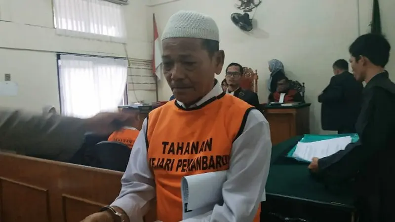 Terdakwa kebakaran lahan, Syafrudin alias Si Syaf, usai menjalani sidang di Pengadilan Negeri Pekanbaru.