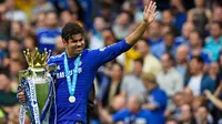 Penyerang Chelsea, Diego Costa tersenyum sambil membawa trofi Premier League di Stamford Bridge, Minggu (24/5/2015). Ini merupakan Gelar ke-4 Chelsea di Premier League.  (Reuters/Dylan Martinez)