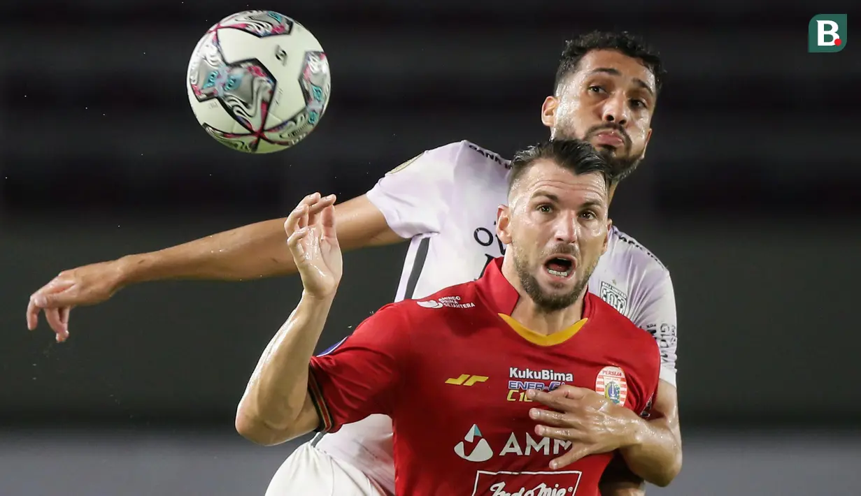 Sementara Marko Simic terus mendapatkan kawalan ketat bek Bali United Willian Pacheco di babak pertama. (Bola.com/Bagaskara Lazuardi)
