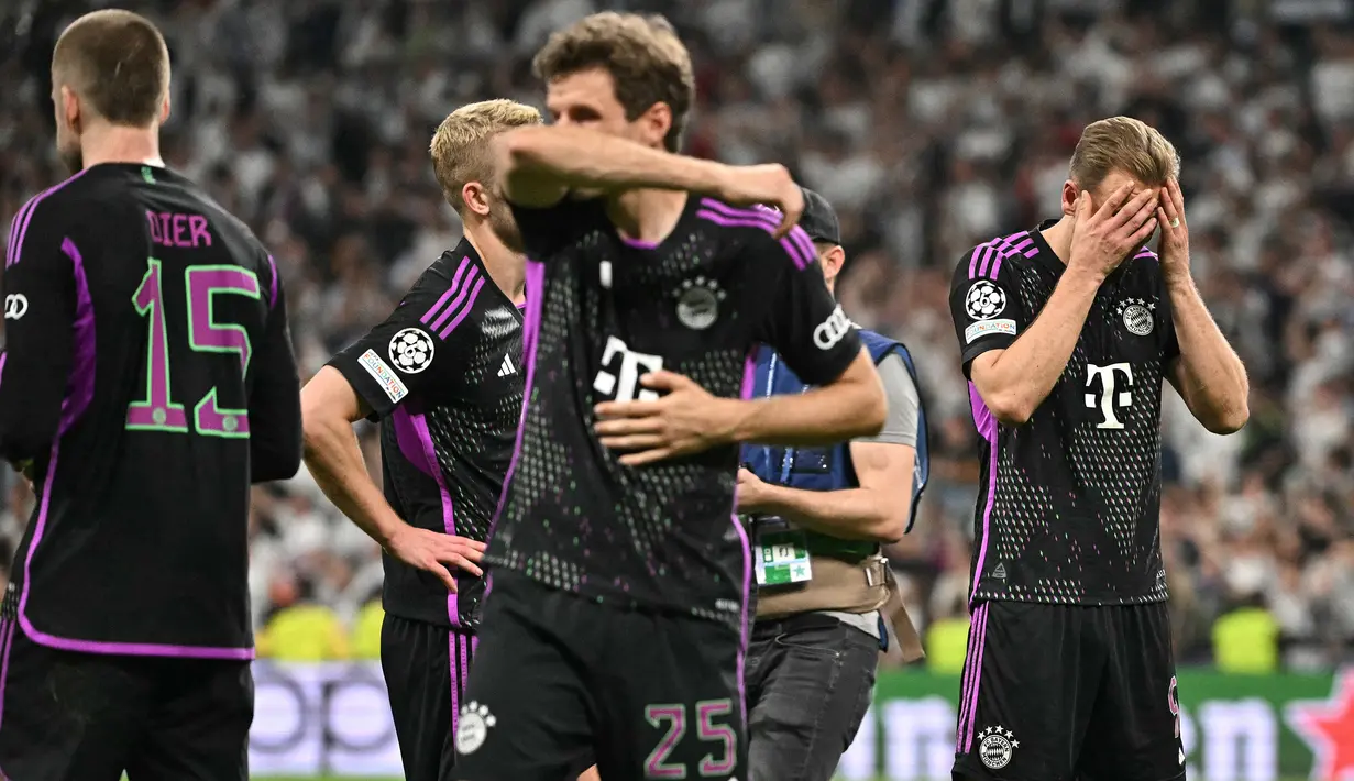 Sejumlah pemain Bayern Munchen terlihat kecewa setelah kalah dari Real Madrid pada laga leg kedua semifinal Liga Champions 2023/2024 di Santiago Bernabeu, Madrid, Spanyol, Kamis (09/05/2024) WIB. (AFP/Javier Soriano)