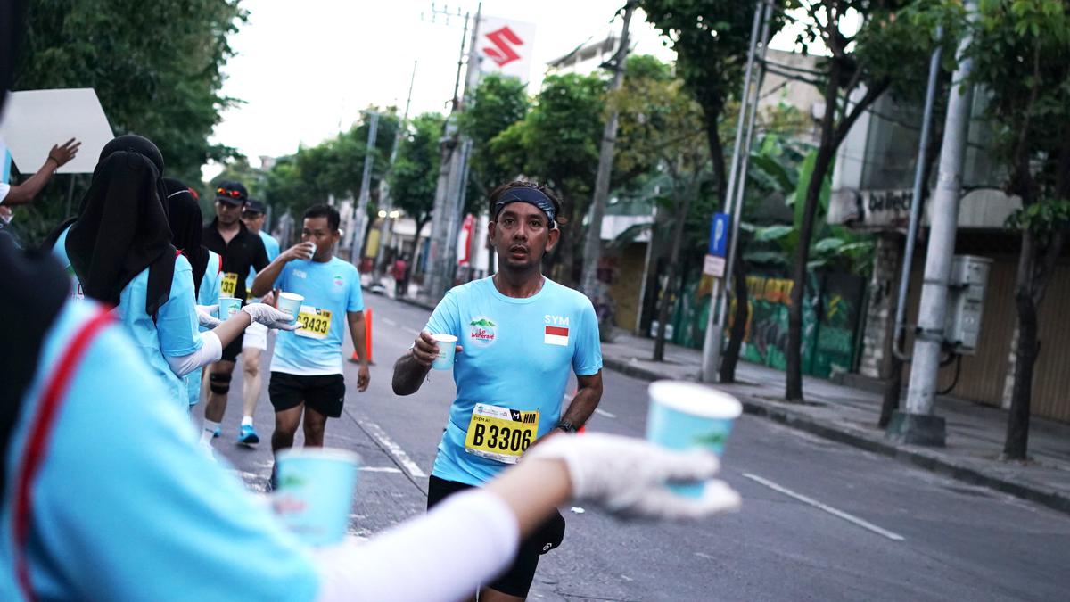 Taklukkan Cuaca Panas Surabaya, Le Minerale Hadirkan 18 Titik Water Station Surabaya Marathon