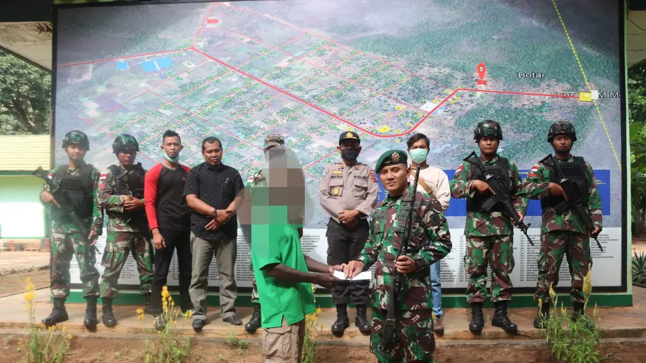 Warga Papua Serahkan Senjata Api dan Amunisi Kepada Satgas Yonif 411 Kostrad