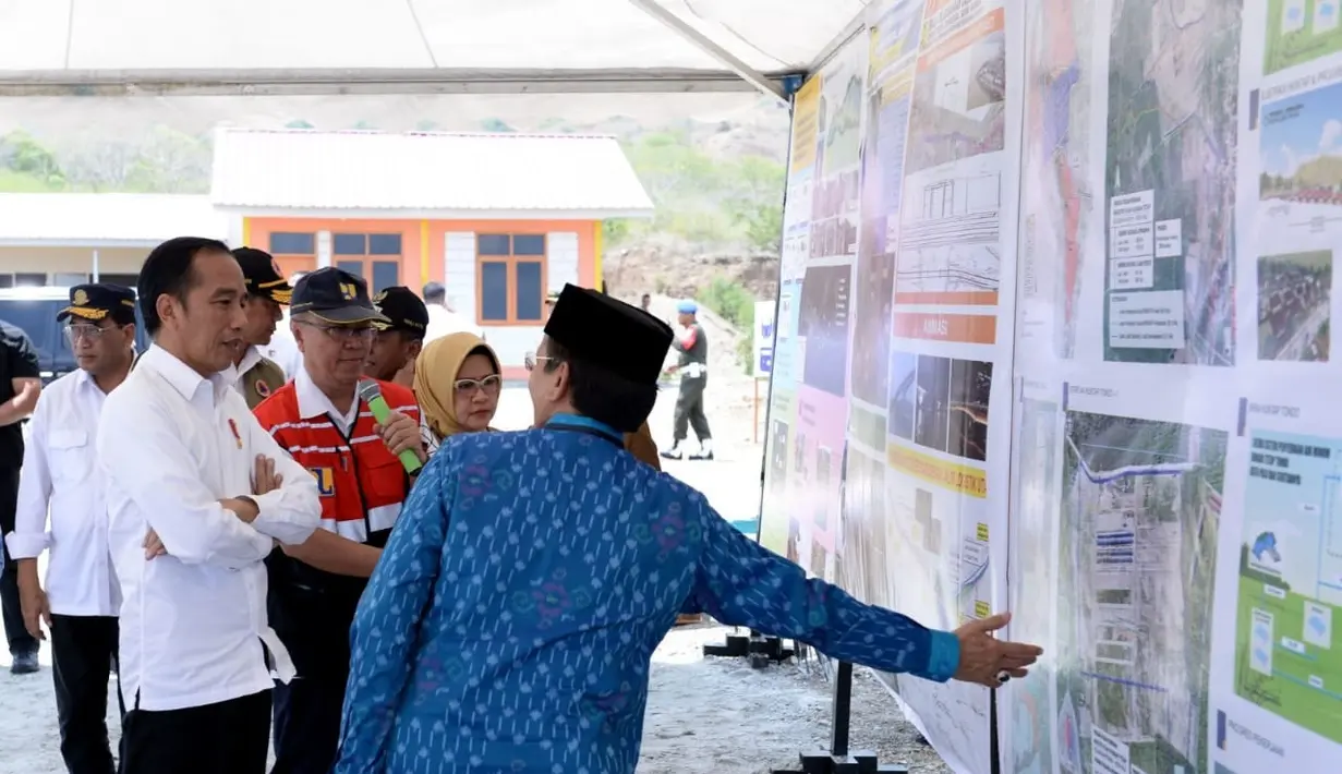 Presiden Joko Widodo melihat rancangan desain proyek penyediaan hunian tetap bagi korban gempa di Kota Palu, Provinsi Sulawesi Tengah, Selasa (29/10/2019). Jokowi mengatakan perkembangan proyek tersebut agak terhambat karena masalah pembebasan lahan. (Liputan6.com/Biro Pers)