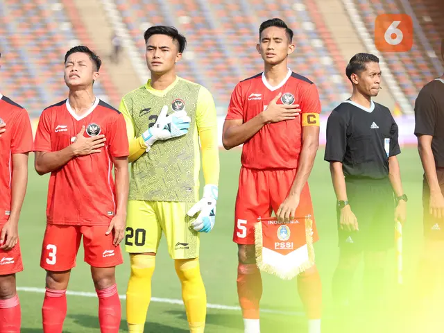 <p>Para pemain Timnas Indonesia U-22 (kiri ke kanan) Ananda Raehan, Ilham Rio Fahmi, Ernando Ari Sutaryadi dan Rizky Ridho Ramadhani berbaris menyanyikan lagu kebangsaan Indonesia Raya sebelum dimulainya laga Grup A SEA Games 2023 menghadapi Filipina di Olympic Stadium, Phnom Penh, Kamboja, Sabtu (29/4/2023). (Bola.com/Abdul Aziz)</p>