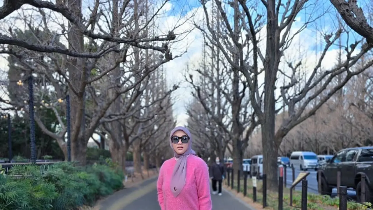 Potret Outfit Syahrini di Tokyo yang Mewah. (instagram/princessyahrini)