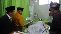 Gubernur Sumsel Alex Noerdin menjenguk korban Diki yang dirawat di ruang Bougenville RS dr Sobirin Lubuklinggau (Liputan6.com/Nefri Inge)