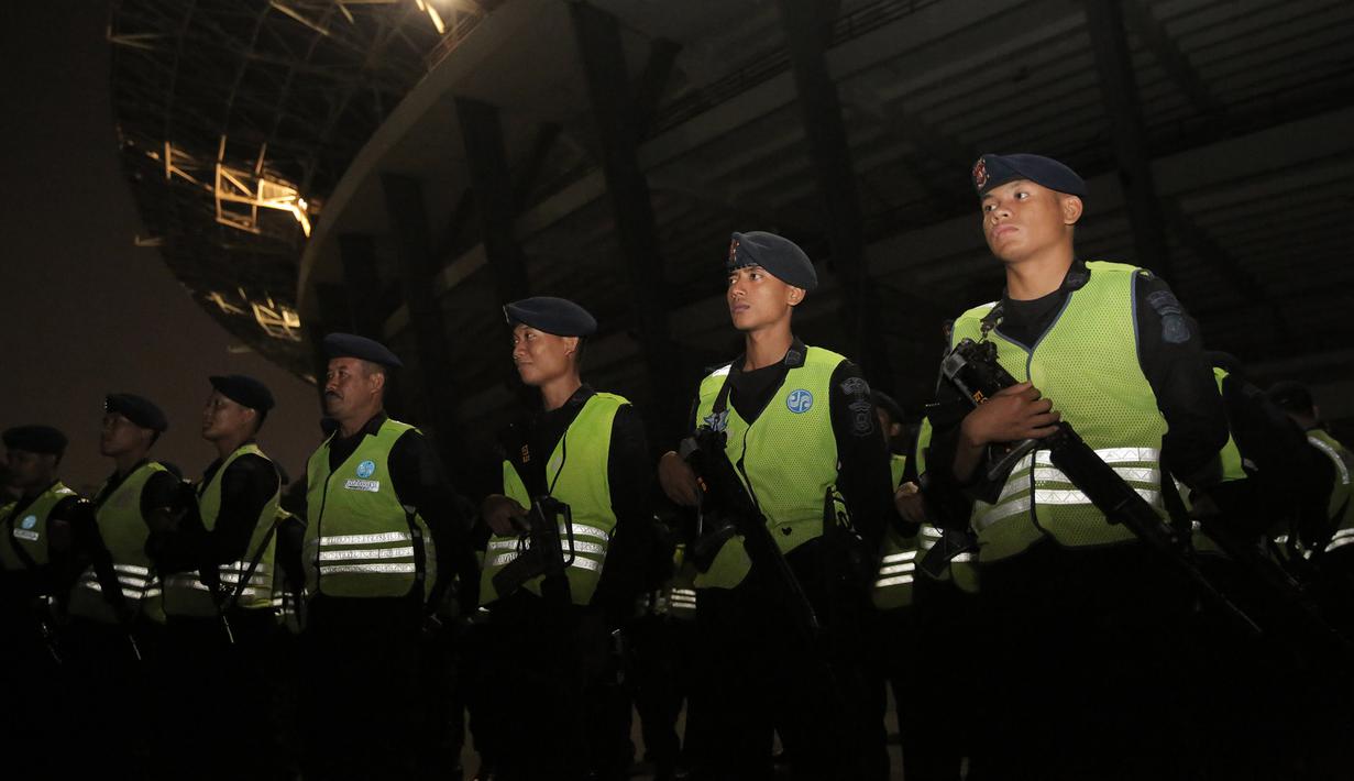 Dengan seragam lengkap anggota Brimob siap mengamankan final Piala Presiden 2015 antara Persib melawan Sriwijaya FC di Stadion Utama Gelora Bung Karno, Jakarta (17/10/2015). (Bola.com/Vitalis Yogi Trisna)
