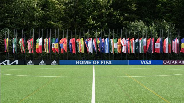 Bendera-bendera berkibar setengah tiang di markas FIFA.