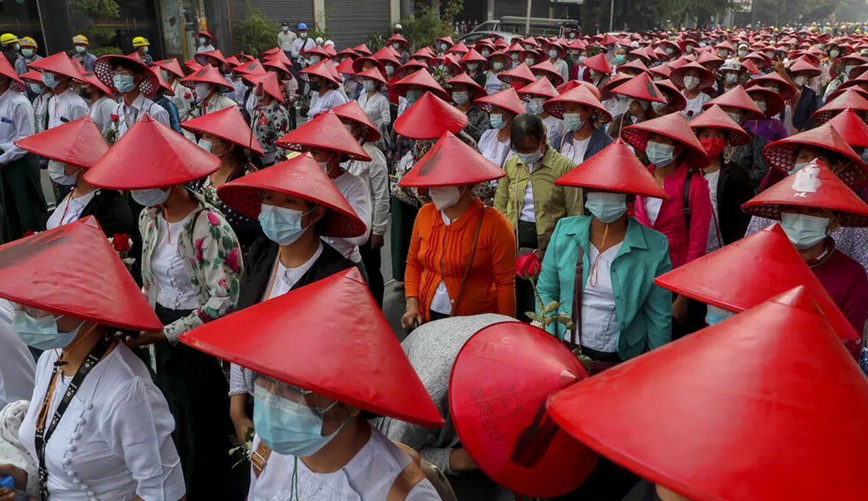 Barisan guru sekolah antikudeta yang mengenakan seragam dan topi tradisional Myanmar saat berpartisipasi dalam demonstrasi di Mandalay, Myanmar, Rabu (3/3/2021). Demonstran di Myanmar turun ke jalan lagi pada hari Rabu untuk memprotes perebutan kekuasaan bulan lalu oleh militer. (AP Photo)