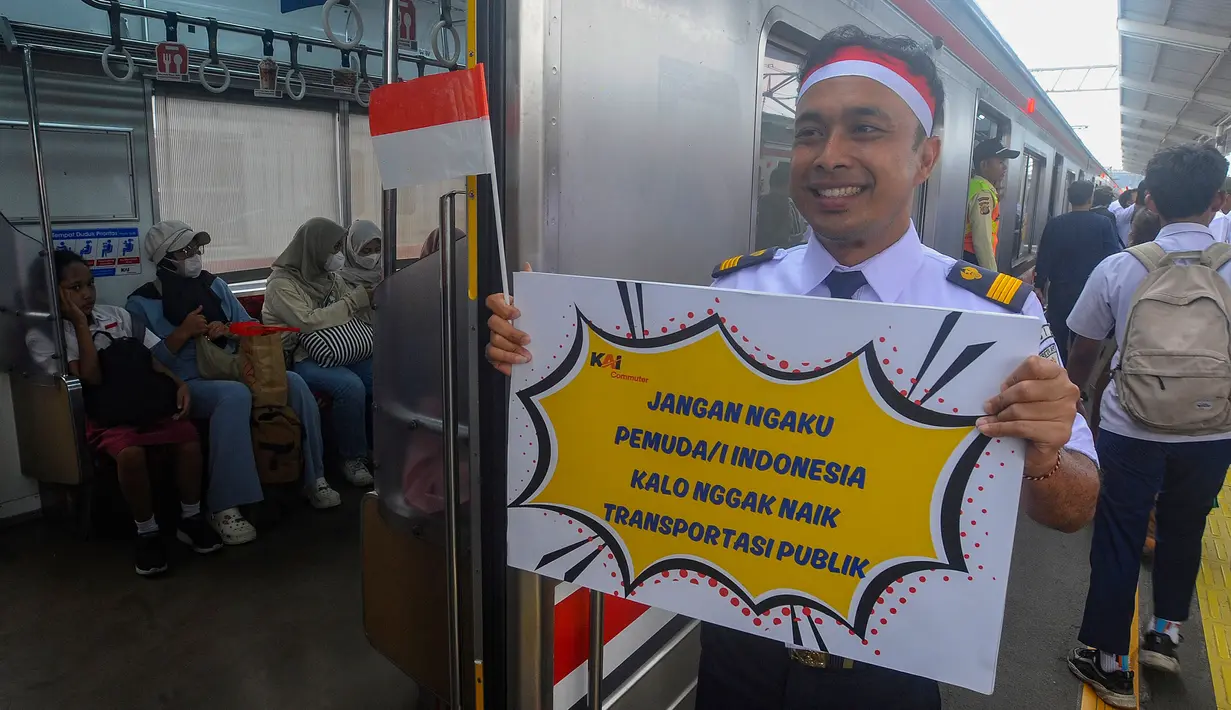 KAI Commuter yang merupakan operator KRL Commuterline merayakan hari Sumpah Pemuda bersama penumpang di Stasiun Bogor, Jawa Barat. (merdeka.com/Arie Basuki)