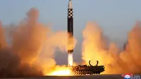 Sementara itu, Dewan Keamanan Nasional Korea Selatan mengungkapkan bahwa yang diluncurkan adalah ICBM berbahan bakar padat. Mereka menggarisbawahi peluncuran tersebut sebagai tindakan destabilisasi yang mengabaikan peringatan internasional dan berbagai resolusi Dewan Keamanan PBB. (Korean Central News Agency/Korea News Service via AP, File)