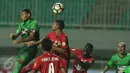 Bek PS TNI Andy Setyo Nugroho (kiri) berebut bola atas saat laga melawan Persiba dilanjutan Liga 1 Indonesia di Stadion Pakansari, Kab Bogor, Jumat (5/5). Laga kedua tim berakhir imbang 1-1. (Liputan6.com/Helmi Fithriansyah)