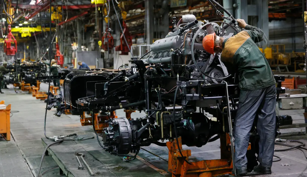 Seorang karyawan merakit mesin truk lapis baja KrAZ-6322RA di Pabrik AutoKrAZ, Kremenchuk, Ukraina, Selasa (14/6). Truk ini juga dapat membawa penumpang dan mengangkut artileri perang. (REUTERS / Valentyn Makarenko)