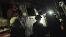 Petugas memeriksa kondisi dari gerbong kereta api yang terbakar usai terjadi tabrakan dengan mobil di perlintasan Kramat, Senen, Jakarta, Selasa (13/6). Belum ada kabar korban jiwa dalam peristiwa tersebut. (Liputan6.com/Helmi Afandi)