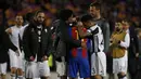 Pemain Juventus Juan Cuadrado (kiri) dan Dani Alves memeluk pemain Barcelona, Neymar usai pertandingan leg kedua perempat final Liga Champions di stadion Camp Nou, Barcelona (19/4). (AFP Photo/Marco Bertorello)