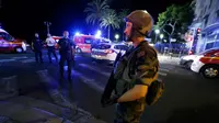 Tentara membuat pagar betis di lokasi serangan teror truk di Nice, Prancis, Kamis (14/7). Setidaknya 60 orang tewas dan ratusan lainnya terluka saat sebuah truk menabrak kerumunan ramai yang merayakan libur nasional Bastille Day. (REUTERS/Eric Gaillard)