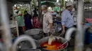 Sekretaris Masjid Bang Aw, Adul Yothasmutr (kanan) dan sukarelawan memasak kari ayam dan rebung di Bangkok, Thailand, Kamis (30/4/2020). Setiap hari selama Ramadan, sukarelawan membagikan makanan kepada 150 keluarga sekitar Masjid Bang Aw. (AP Photo/Gemunu Amarasinghe)