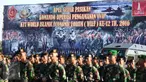 Sejumlah pasukan TNI-Polri bersiap mengikuti upacara gelar pasukan di Jakarta, Kamis (28/7). Sebanyak 10.150 personel TNI dikerahkan untuk pengamanan KTT Luar Biasa World Islamic Economic Forum (WIEF) ke-12 pada 2-4 Agustus. (Liputan6.com/Faizal Fanani)
