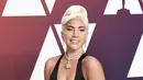 Lady Gaga mengenakan kalung olatinum dengan aksen berlian, serta anting platinum bertahtakan berlian kuning dan putih. Tak ketinggalan gelang platinum yang menyinari penampilannya tersebut. seluruh koleksi yang dikenakan dari Tiffany & Co.
