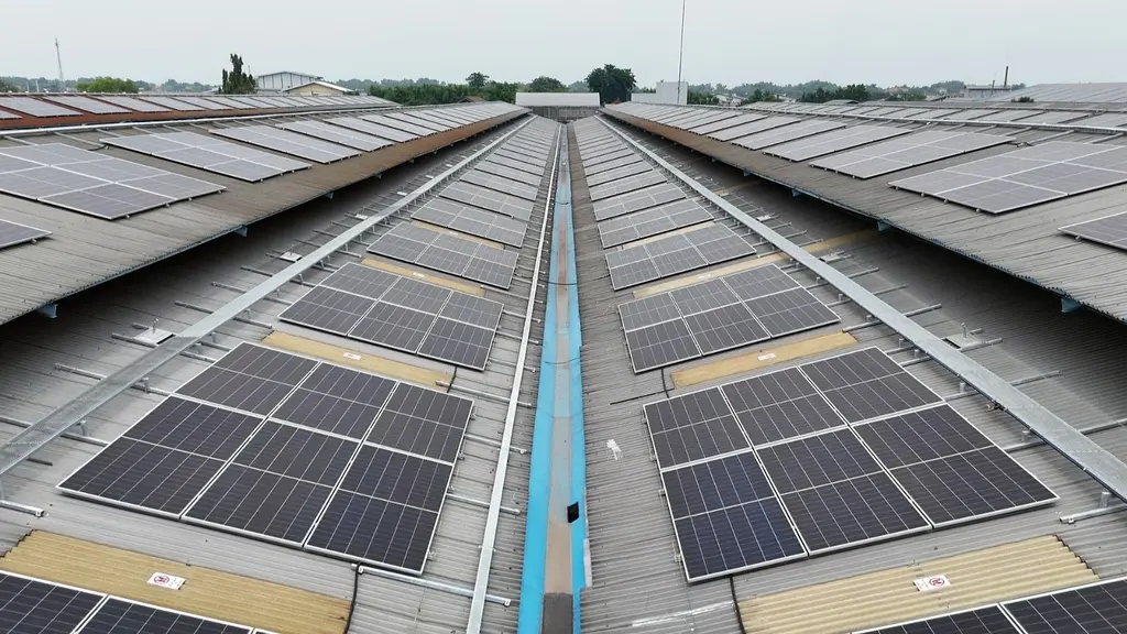 Langkah konkret ini juga tercermin dari kolaborasi MODENA Energy dengan PT Aneka Rimba Indonusa di Gresik, Jawa Timur. Melalui instalasi sistem solar panel di fasilitas pabriknya, Aneka Rimba Indonusa menunjukkan bahwa keputusan ramah lingkungan bukan sekadar wacana, melainkan bagian dari gaya hidup dan nilai hidup modern yang bertanggung jawab. [Dok/MODENA].