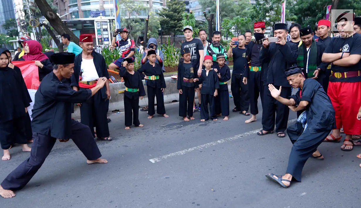 Dua pendekar saling unjuk kebolehan di hadapan warga saat Car Free Day di kawasan Senayan, Jakarta, Minggu (8/10). Aksi tersebut untuk mengkampanyekan stop informasi salah tentang susu berkadar gula tinggi. (Liputan6.com/Fery Pradolo)