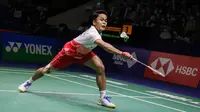 Pebulu tangkis tunggal putra Indonesia, Anthony Sinisuka Ginting saat bertanding melawan tunggal putra Denmark, Hans-Kristian Solberg Vittinghus pada babak 16 besar Turnamen Bulu Tangkis East Ventures Indonesia Open 2022 di Istora Senayan, Jakarta, Kamis (16/6/2022). Anthony Sinisuka Ginting menang dua game langsung 21-17, 21-9. (Bola.com/Bagaskara Lazuardi)