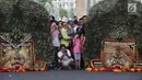 Pengunjung mengambil gambar pertunjukkan tari Reog Ponorogo di area car free day kawasan Bundaran Hotel Indonesia (HI), Jakarta, Minggu (28/4/2019). Kegiatan untuk memperingati Hari Kartini tersebut turut diramaikan oleh sejumlah polisi wanita (polwan). (Liputan6.com/Faizal Fanani)