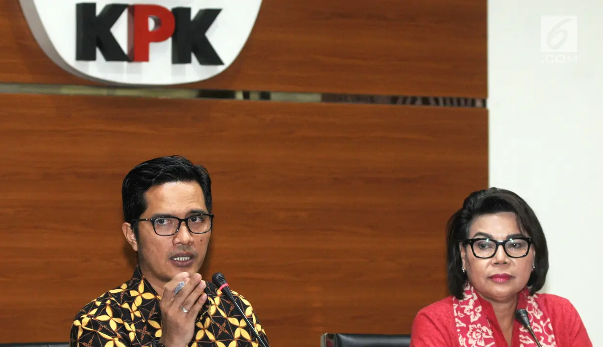 Jubir KPK Febri Diansyah (kiri) dan Wakil Ketua KPK Basaria Pandjaitan (kanan) memberi keterangan pers terkait penetapan mantan Mensos Idrus Marham sebagai tersangka baru proyek PLTU Riau-1 di gedung KPK, Jakarta, Jumat (24/8). (merdeka.com/Dwi Narwoko)