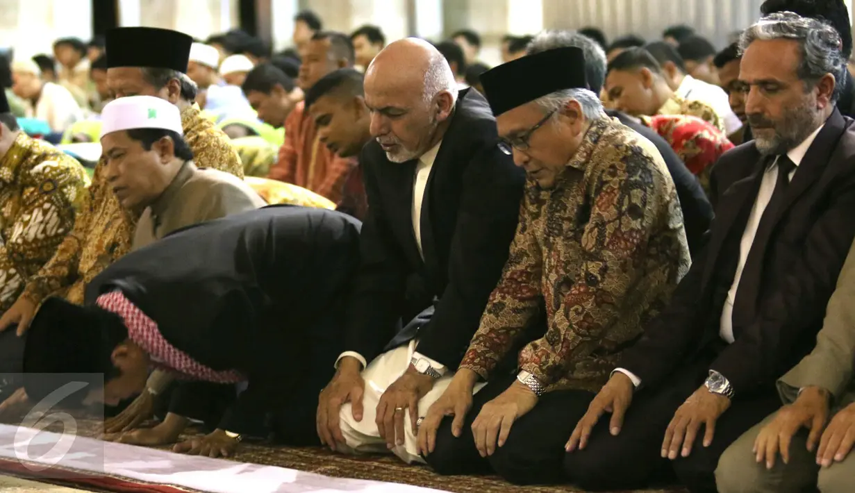 Presiden Afganistan Mohammad Ashraf Ghani (ketiga kanan) saat Salat Magrib di Masjid Istiqlal, Jakarta, Kamis (6/4). Presiden Afganistan tersebut berencana menemui sejumlah tokoh Islam di Indonesia. (Liputan6.com/Angga Yuniar)