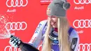 Lindsey Vonn dari Amerika Serikat menyemprotkan sampanye saat merayakan kemenangannya pada kompetisi FIS Alpine World Cup Women's Downhill di Cortina d'Ampezzo, Pegunungan Alpen Italia (20/1). (AFP Photo/Tiziana Fabi)
