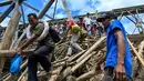 Warga menyeberangi sungai di jembatan yang baru dibangun yang menghubungkan Aceh dan Provinsi Sumatera Utara setelah hancur akibat banjir bandang di Sungai Peusangan, Bireuen, Provinsi Aceh, pada Selasa 9 Desember 2025. Sebagian jembatan rangka baja yang menghubungkan Aceh dan Provinsi Sumatera Utara di Sungai Peusangan, Bireuen, Provinsi Aceh, hancur akibat terjangan banjir bandang pada akhir November 2025 lalu. (CHAIDEER MAHYUDDIN/AFP)