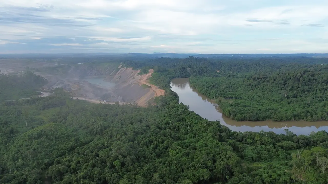 Viral video lubang tambang bersebelahan dengan aliran sungai. (Istimewa)