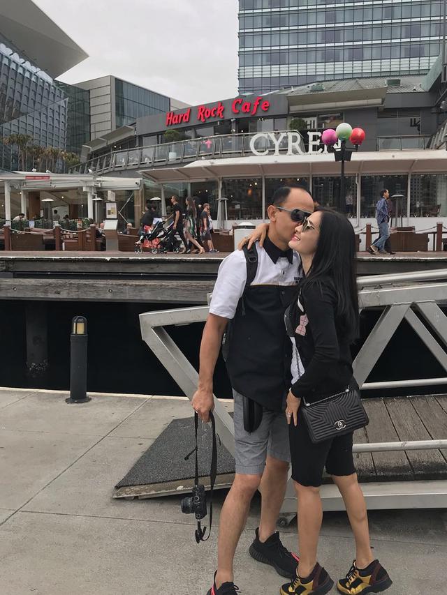 6 Potret Mesra Iis Dahlia dan Suami dari Awal Menikah Hingga Sekarang, Romantis