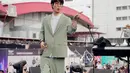 Tampil bak oppa Korea, Dikta manggung dengan set blazer dan celana berwarna senada. Dikta memadukan kemeja putih, ditumpuknya dengan blazer hijau yang lembut, dan celana panjang yang serasi. Foto: Instagram.