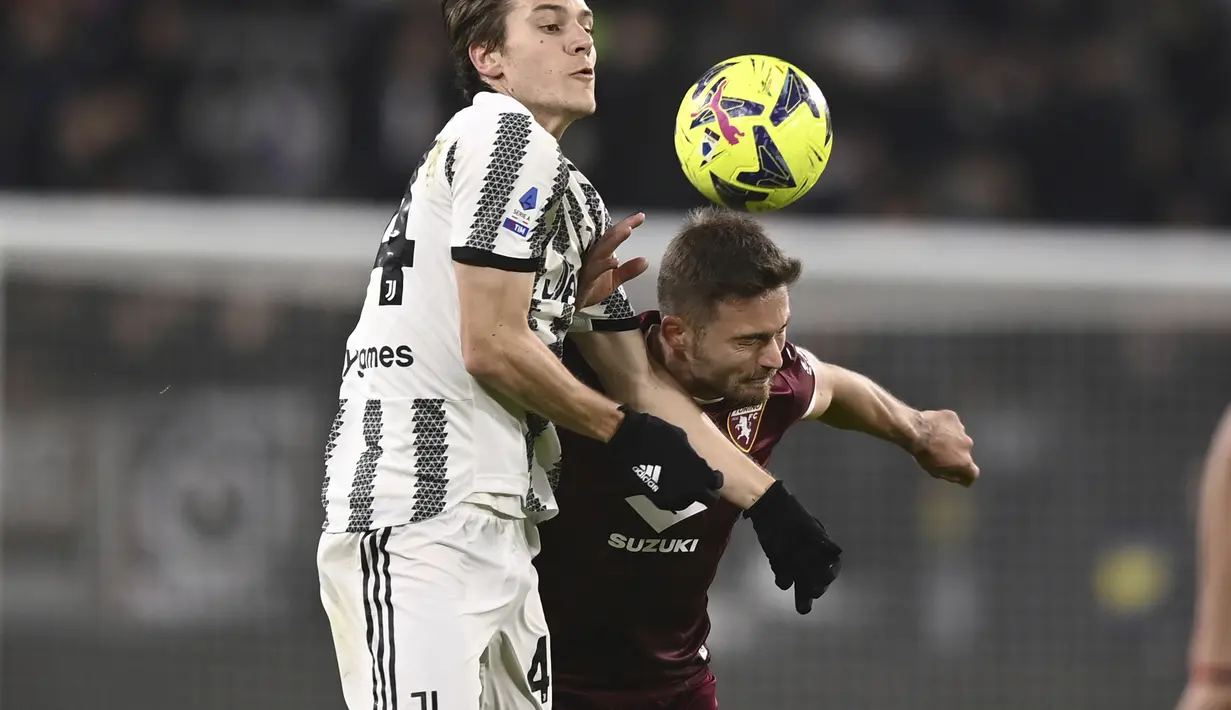 Gelandang Torino, Karol Linetty berebut bola dengan gelandang Juventus Nicola Fagioli pada pekan ke-24 Liga Italia di Stadion Allianz, Rabu (1/3/2023) dini hari WIB. Berkat hasil ini, Juventus berhak menempati peringkat ketujuh klasemen Liga Italia dengan koleksi 35 poin dari 24 laga. (Fabio Ferrari/LaPresse via AP)