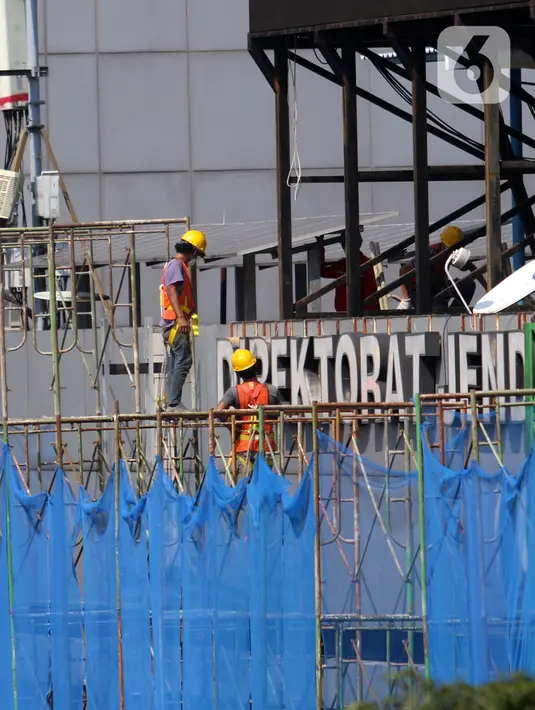 Pekerja melakukan perawatan gedung bertingkat di Jakarta, Rabu (28/7/2021). Menteri Koordinator Bidang Perekonomian Airlangga Hartarto mengungkapkan selain pekerja di wilayah PPKM Level 4, subsidi upah juga akan diberikan kepada pekerja di wilayah PPKM Level 3. (Liputan6.com/Angga Yuniar)