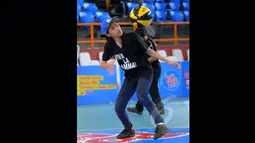 Salah satu peserta wanita memeragakan aksi freestyle di acara Popmie InstaHits Grand Final Kompetisi Frestyle Bakset Ball, Senayan, Minggu (17/2/2015). (Liputan6.com/Faisal R syam) 