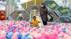 Pengunjung bermain mandi bola di wahana permainan Lotte Shopping Avenue, Jakarta, Rabu (20/10/2021). Pemerintah kembali melakukan penyesuaian aktivitas masyarakat yang mulai dapat diberlakukan pada periode PPKM. (Liputan6.com/Herman Zakharia)