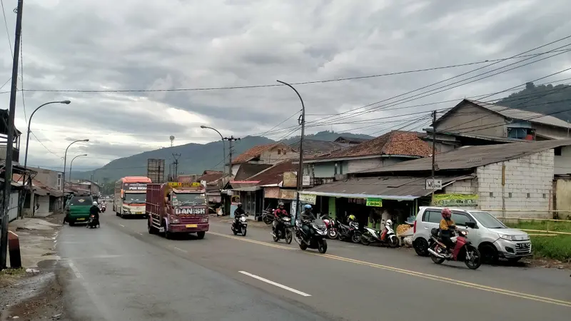 Pemudik via jalur selatan di kawasan Nagreg, Kabupaten Bandung, mulai ramai Kamis (28/4/2022).