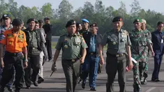 Panglima TNI Jenderal Moeldoko tiba Lanud Iskandar, Pangkalan Bun, Kalteng, Kamis (8/1/2015). (Liputan6.com/Andrian M Tunay) 