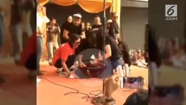 Saat sedang menghibur para penggemarnya dalam promo film Arwah di Karawang, Zaskia Gotik jatuh pingsan di atas panggung.