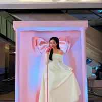 Jadi ibu pejabat tidak menghalangi Beby Tsabina untuk eksplorasi gaya makeup. Bahkan ia masih terbilang cocok untuk menjadi KPop Idol [@bebytsabina]