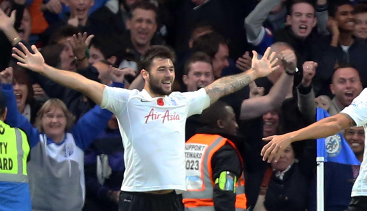 Pemain Queens Park Rangers, Charlie Austin adalah pemain yang juga diincar beberapa klub Liga Premier  seperti Newcastle, Aston Villa, Southampton, Bournemouth, nilai jual pemain ini berkisar €25 juta (euro) (EPA/Kieran Galvin) 